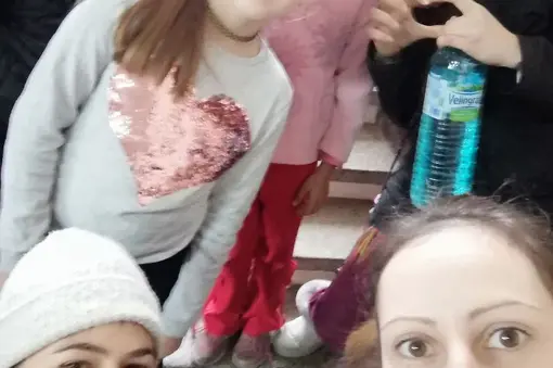 Децата ни посрещнаха още на входа на училището!