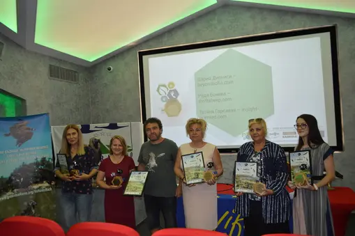 The present journalist, awarded under the project for vultures