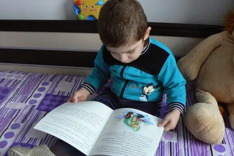 Млад природозащитник чете историята на червеногушия гъсок Брент